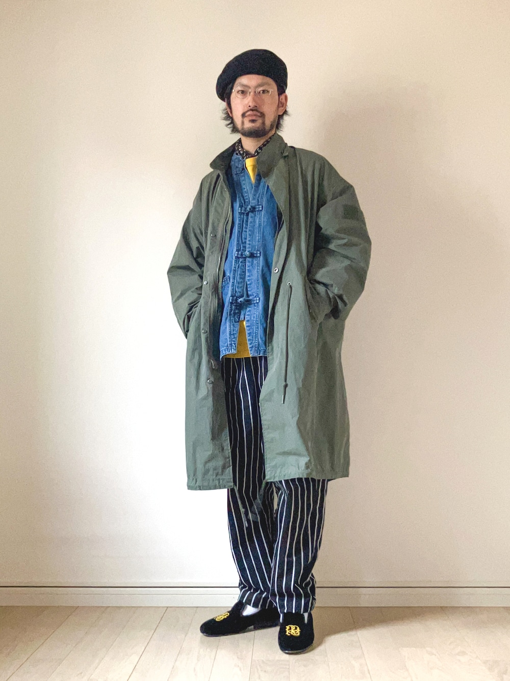 「オトナカジュアル、春アウター、ワイドパンツ、メンズコーデ、レイヤードスタイル、ビッグシルエット、プチプラ、オペラシューズ、ベレー帽、メガネ男子、ストライプ、デニムジャケット」｜「CRIMIEのBERET CAP（ハンチング/ベレー帽、ブラック系）」を使った、トッキーさん（メンズ・176cm）の春コーディネートの1枚目の写真