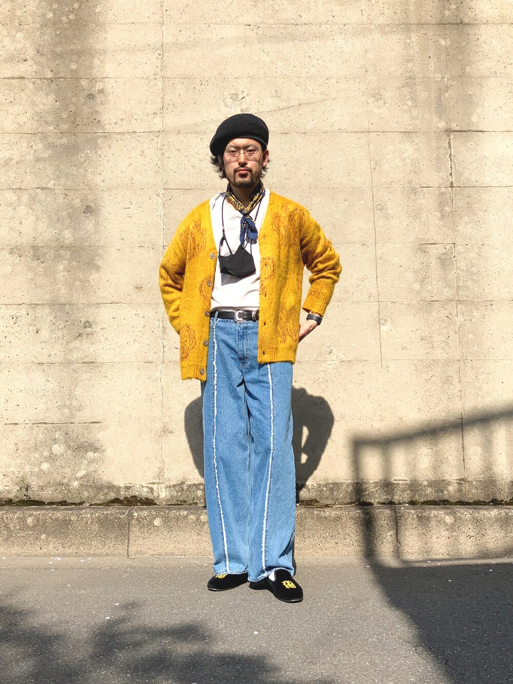 「春服、今日のコーデ、カジュアルコーデ、春アウター、デニム、デニムパンツ、ワイドパンツ、メガネ男子、タックイン、イエロー、春コーデ、カーディガン、カーディガンコーデ、ベレー帽、バンダナ」｜「CRIMIEのBERET CAP（ハンチング/ベレー帽、ブラック系）」を使った、トッキーさん（メンズ・176cm）の春コーディネートの1枚目の写真