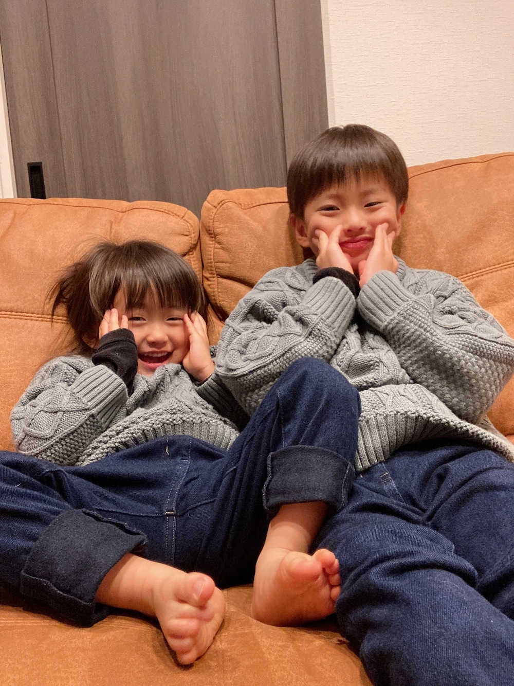 「プチプラ、セーター、ニット、BREEZE、ユニクロ、兄妹コーデ、おそろいコーデ、おそろコーデ、全身おそろコーデ」｜「UNIQLOのアイテム（デニムパンツ、ブルー系）」を使った、yushinさん（キッズ・125cm）の春コーディネートの1枚目の写真