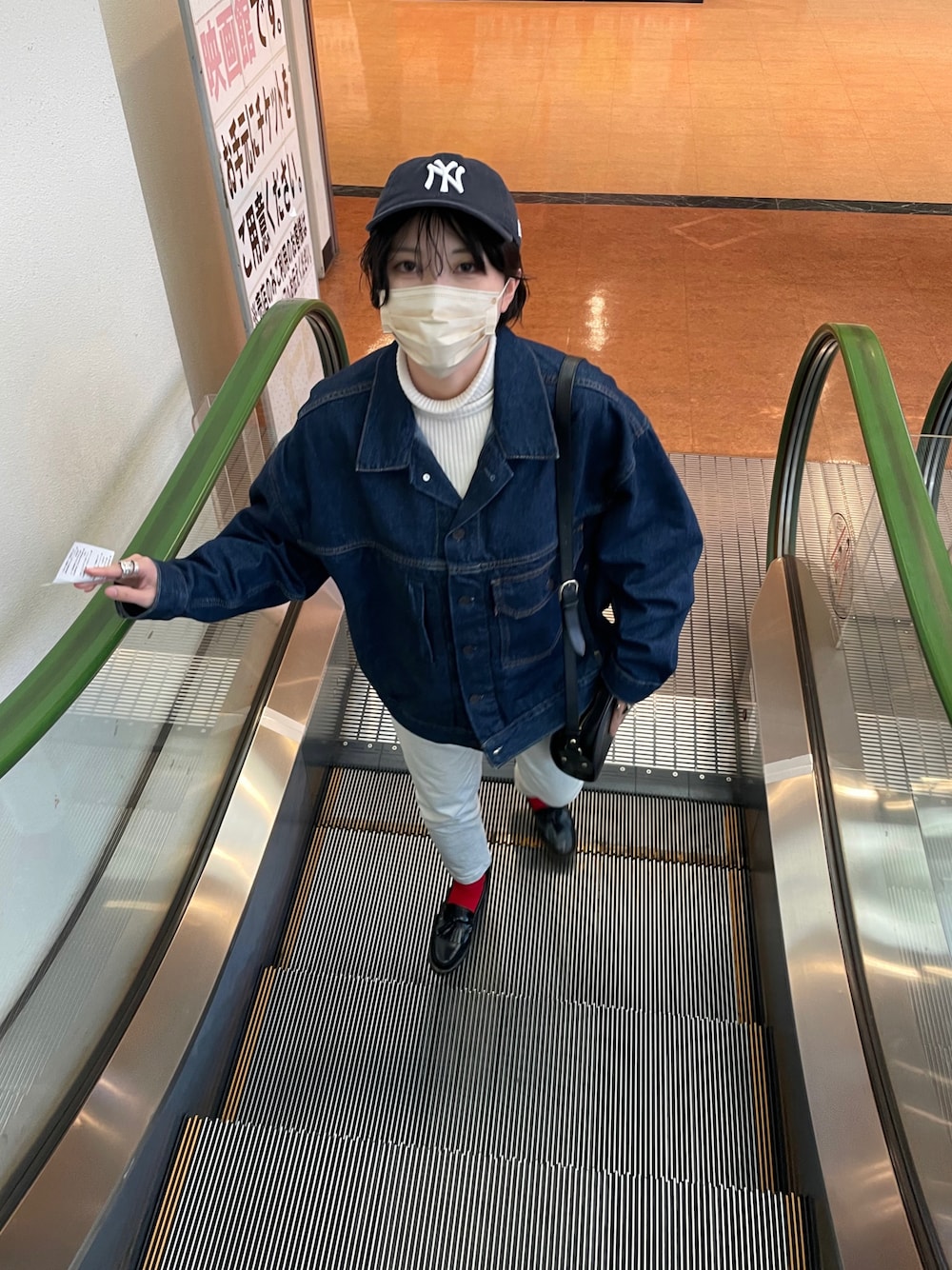 「オトナカジュアル、カジュアルコーデ、クルーエル、タートルネック、赤い靴下、メンズライク、デニムジャケット、ニューエラ、キャップ、キャップ女子、休日コーデ、差し色、パンツスタイル、ローファー」｜「Levi'sのSTAY LOOSE TYPE 1 デニムジャケット SHOW ME YOUR SOUL（デニムジャケット、ブルー系）」を使った、なぽ🐼さん（レディース・163cm）の冬コーディネートの1枚目の写真