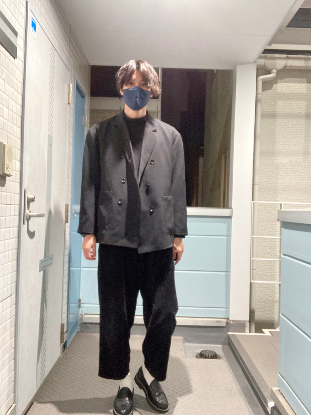 ブラック系のローファー、ブラック系のその他パンツ、ブラック系のテーラードジャケットを着用したメンズの秋コーディネートの1枚目の写真
