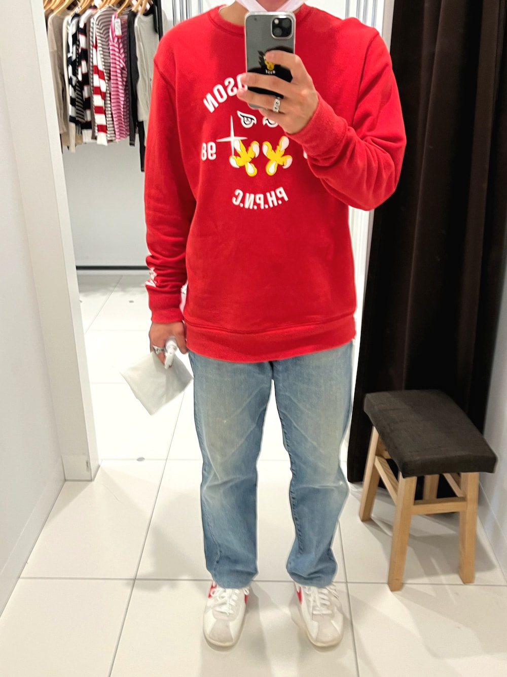 「春服デビュー宣言、春夏コーデ、お洒落さんとつながりたい、スウェット、ストリートコーデ、デニムパンツ、Levis、NIKE、スニーカー好きと繋がりたい、スニーカーコーデ、cortez、コルテッツ、sacai、ワイドパンツ、低身長男子」｜「RICHARDSONのアイテム（スウェット、レッド系）」を使った、ゆっきーさん（メンズ・170cm）の春コーディネートの1枚目の写真