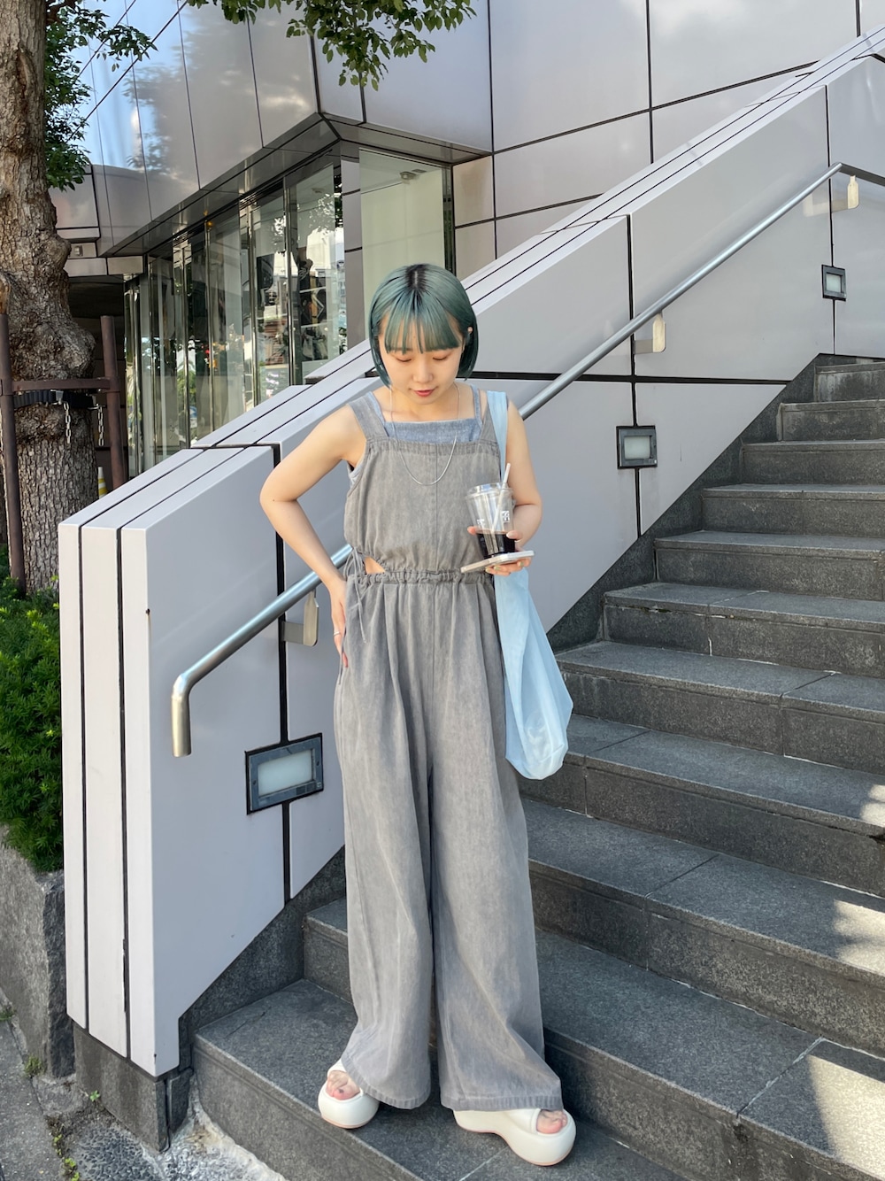 「Kastane、kastane_ootd、kastaneコーデ、kastane名古屋、Kastane_salopette、サロペット、サロペットコーデ、肌見せ、メッシュ、メッシュバッグ」｜「Kastaneのボリュームソールシューズ（サンダル、ホワイト系）」を使った、とりさん（レディース・155cm）の夏コーディネートの1枚目の写真