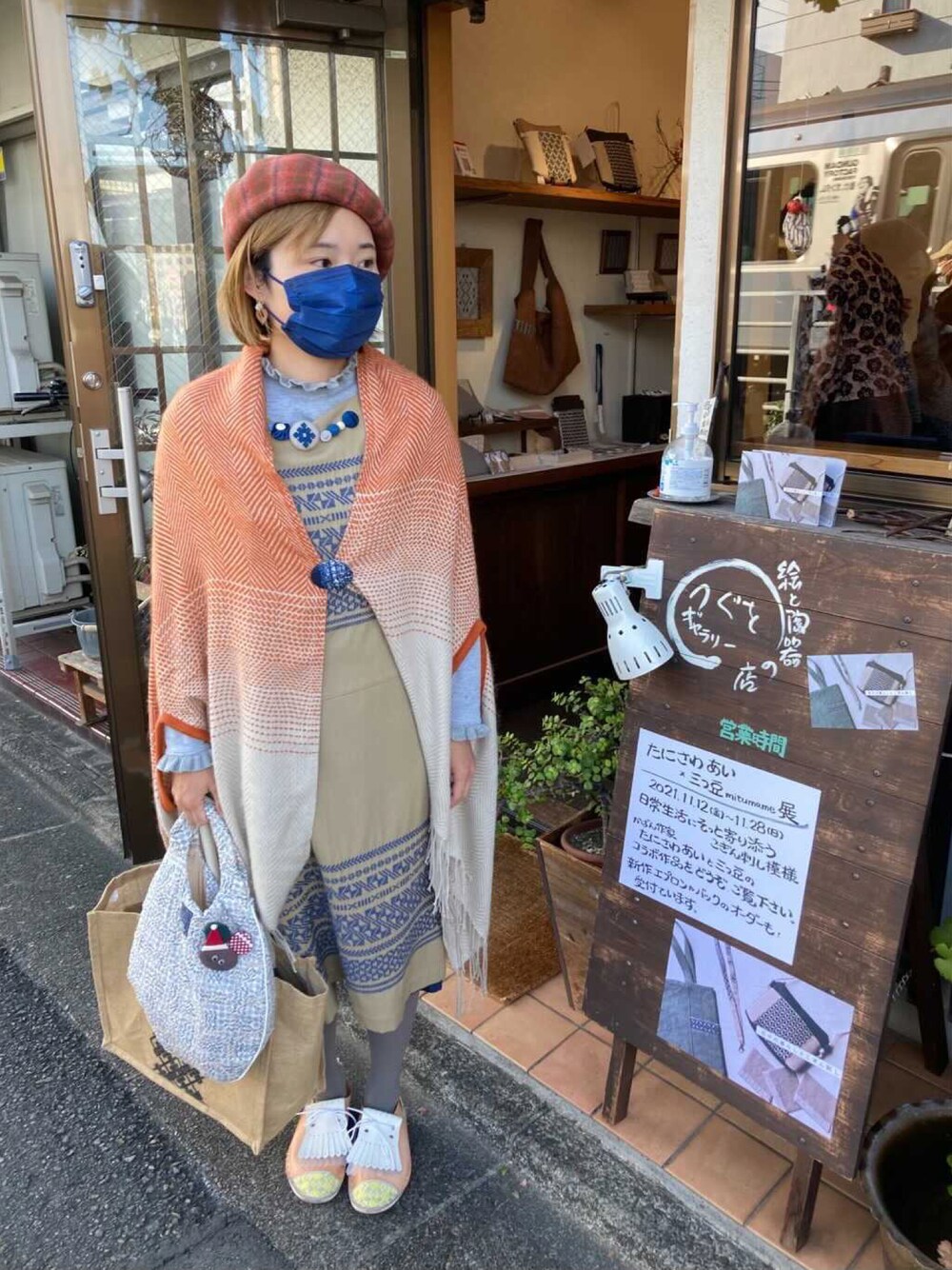 「秋冬コーデ、こぎん刺し、低身長コーデ、秋コーデ、ベレー帽、ストール、シューズ、ミナペルホネン、刺し子」｜「matohuのこぎん刺しワンピース（ワンピース/ドレス、ベージュ系）」を使った、ziziさん（レディース・155cm）の秋コーディネートの1枚目の写真