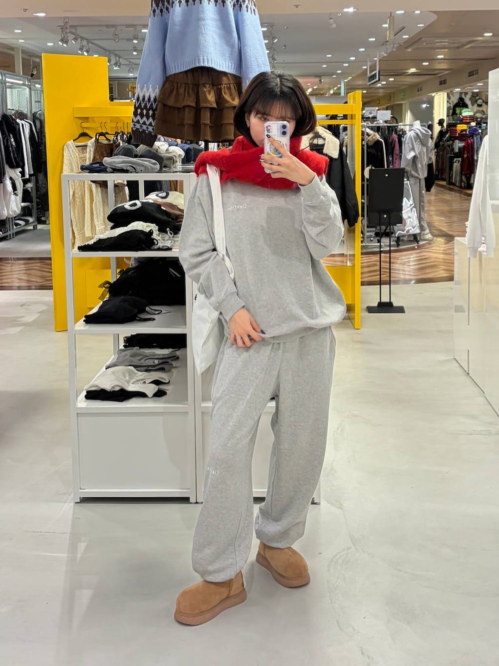 イエロー系のブーツ、ホワイト系のトートバッグ、グレー系のその他パンツを着用したレディースの秋コーディネートの1枚目の写真