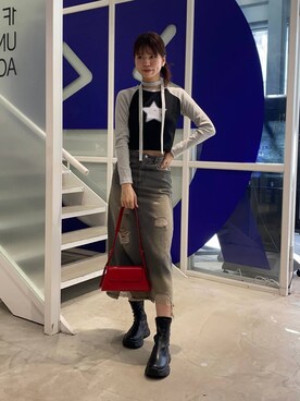 「アイテム（デニムスカート、グレー系）」を使った、かなこさん（レディース・170cm）の秋コーディネート