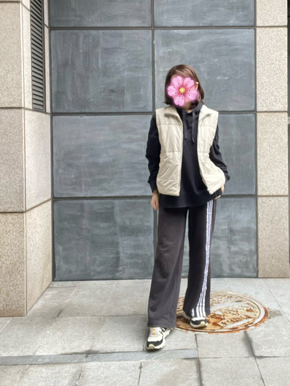 「adidasのアイテム（チノパンツ、ブラック系）」を使った、sflinさん（レディース・162cm）の春コーディネートの1枚目の写真
