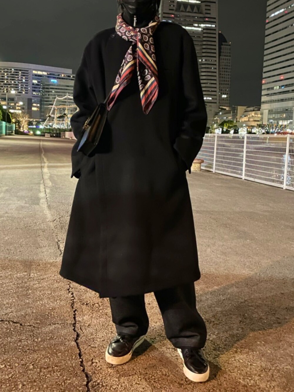 「クリスマスに着たい服、冬のコーデ、黒、大人コーデ、冬、大学生、低身長、ブラック、変形コート、ラグジュアル」｜「DRIES VAN NOTENのFAWN 212 Q.3108 M.W.SCARF（ストール/ショール、レッド系）」を使った、Haruto さん（メンズ・168cm）の冬コーディネートの1枚目の写真