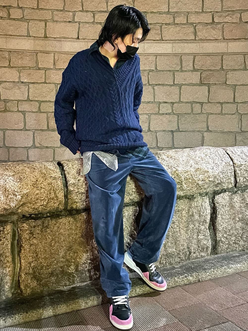 ブルー系のパンツ、ブルー系のニット/セーター、グリーン系のシャツ/ブラウスを着用したメンズの冬コーディネートの1枚目の写真