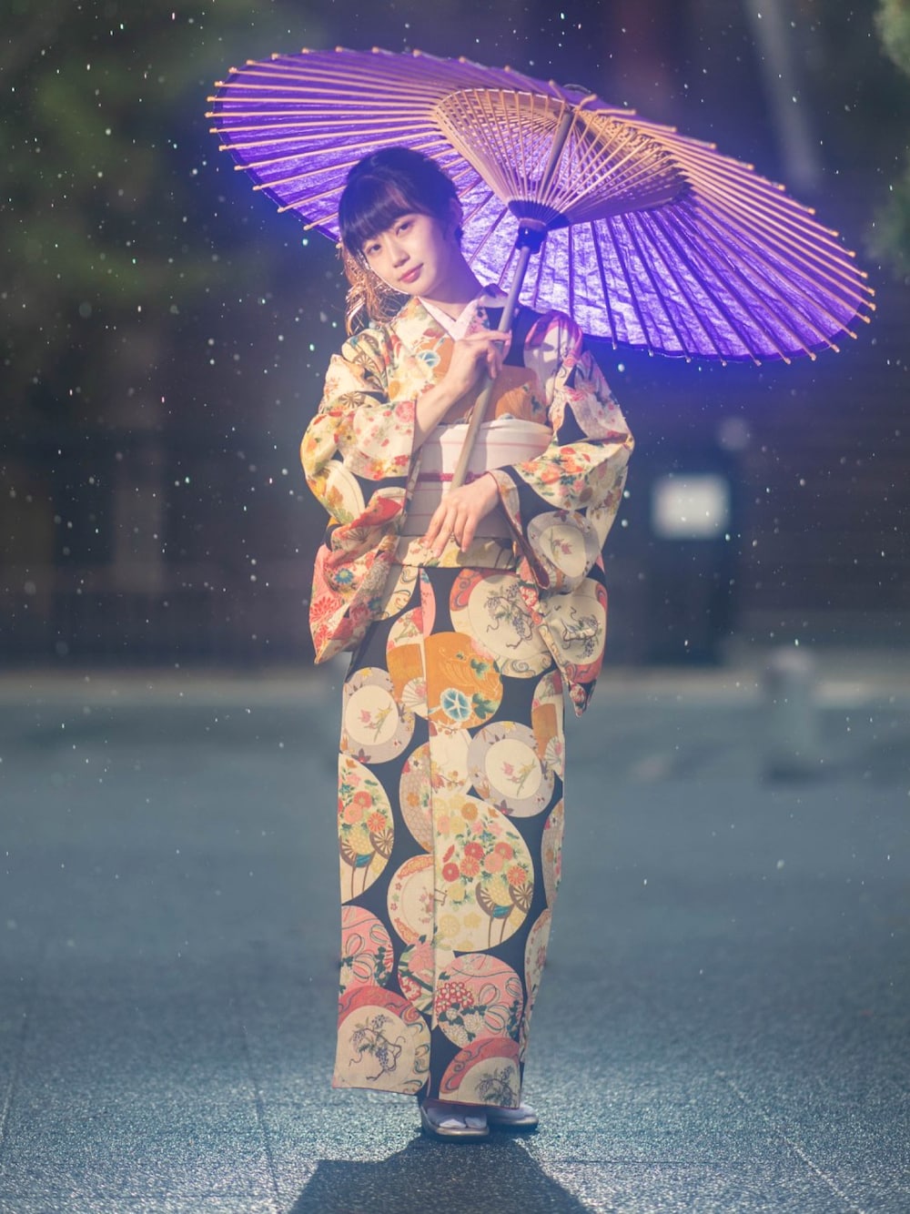 「着物、着物コーデ、着物女子、着物レンタル、着物好きさんと繋がりたい、名古屋帯、お太鼓結び、和傘、和装、和服、フォーマル、レンタル着物、レンタル着物岡本、京都、雨」｜「レンタル着物岡本のアイテム（着物、ブラック系）」を使った、陽菜＊着物女子さん（レディース・153cm）の冬コーディネートの1枚目の写真