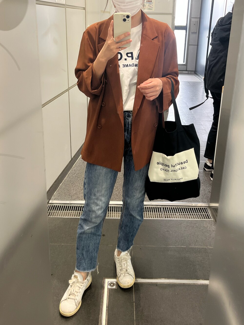 「大人カジュアル、秋カラー、秋服コーデ、ootd、カジュアルコーデ、ジャケット、シンプルコーデ、シンプル、お洒落さんとつながりたい」｜「A.P.C.のT-SHIRT RUE MADAME HOMME（Tシャツ/カットソー、ホワイト系）」を使った、mahhyunさん（レディース・154cm）の秋コーディネートの1枚目の写真