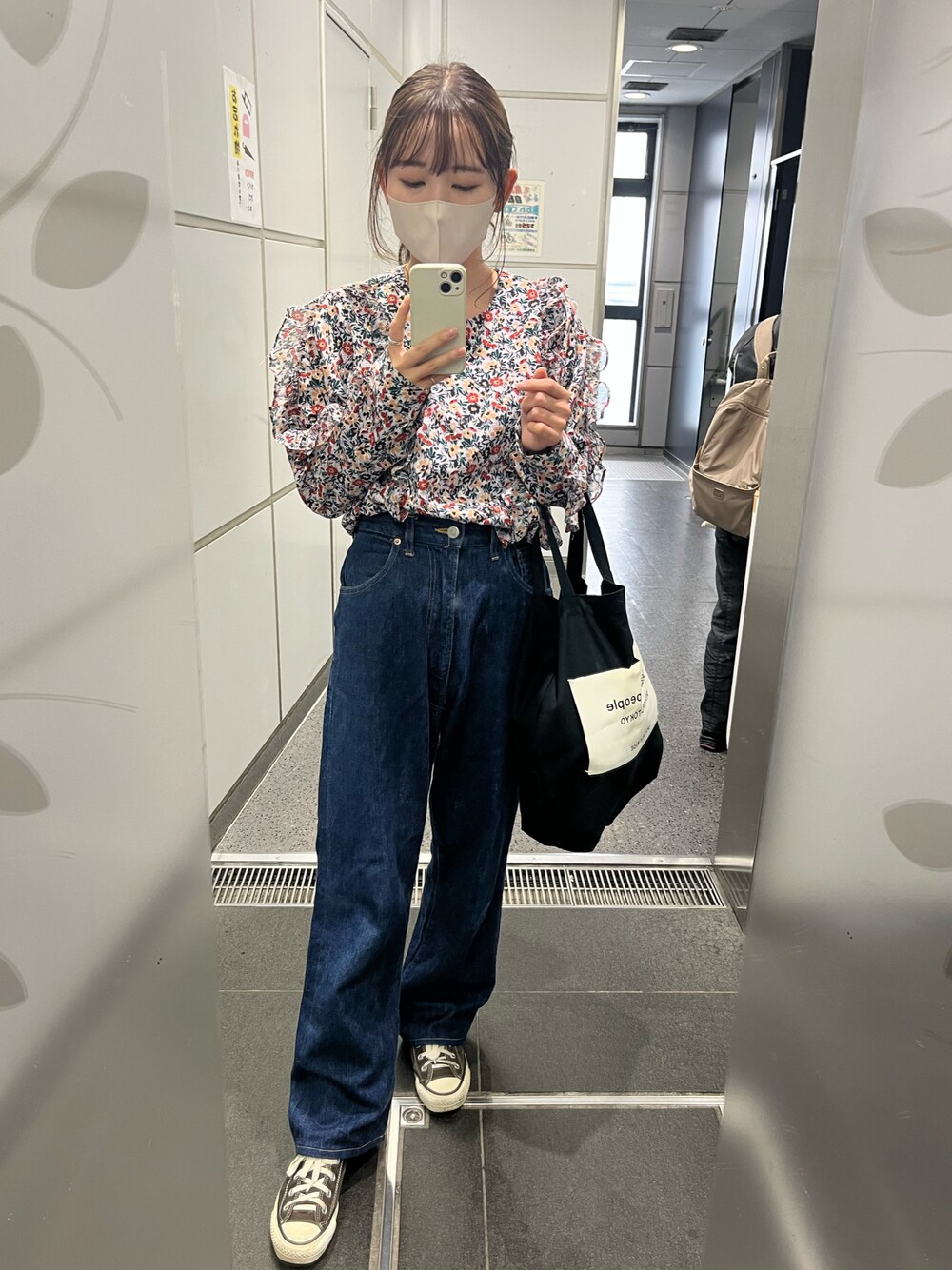 「おしゃれさんと繋がりたい、秋のコーデ、ootd、オトナカジュアル、シンプルコーデ、パンツスタイル、カジュアル、デニム、大人ガーリー」｜「Isn't She?のアイテム（シャツ/ブラウス、パープル系）」を使った、mahhyunさん（レディース・154cm）の秋コーディネートの1枚目の写真