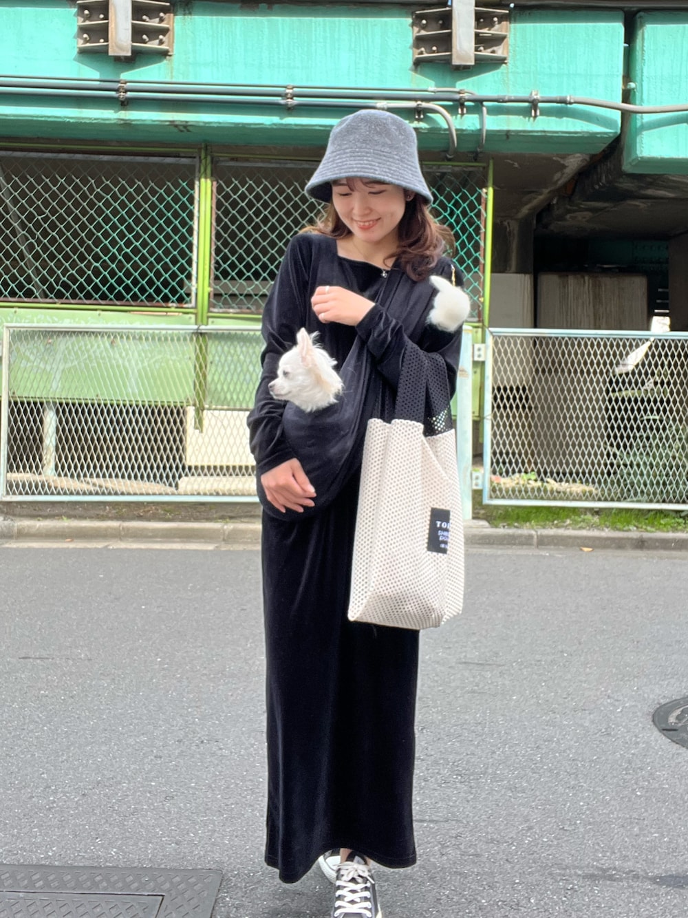 「オトナカジュアル、秋服、ワンピース、スニーカーコーデ、ootd、カジュアル、シンプル、モノトーンコーデ、ワントーンコーデ」｜「UNIQLOのアイテム（帽子、グレー系）」を使った、mahhyunさん（レディース・154cm）の秋コーディネートの1枚目の写真