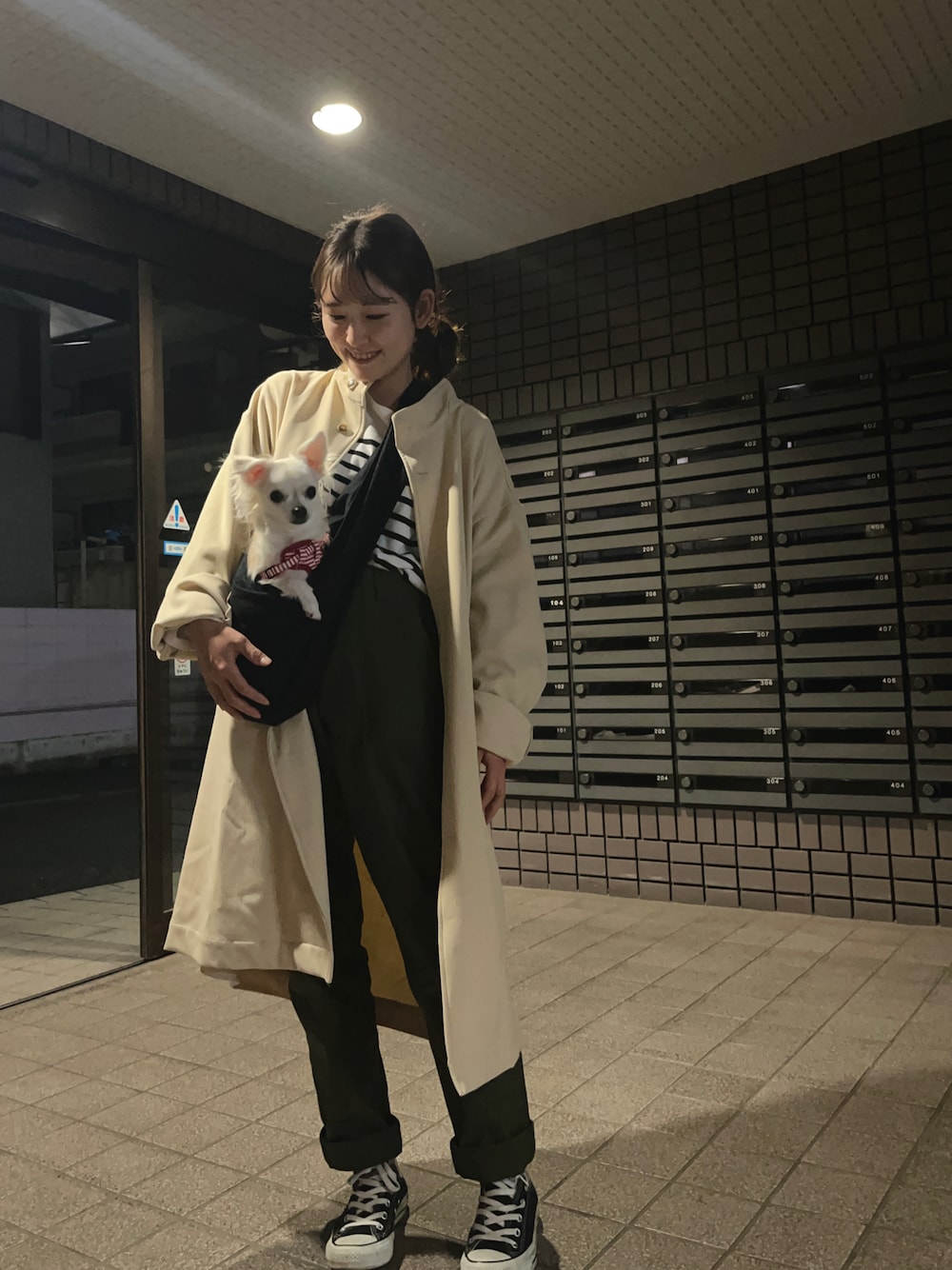 「オトナカジュアル、カジュアルコーデ、秋のコーデ、低身長、パンツスタイル、オーバーサイズ、スニーカー、ootd、シンプルスタイル、カーキ」｜「dogpeaceのアイテム（ペット用キャリーケース、ブラック系）」を使った、mahhyunさん（レディース・154cm）の秋コーディネートの1枚目の写真
