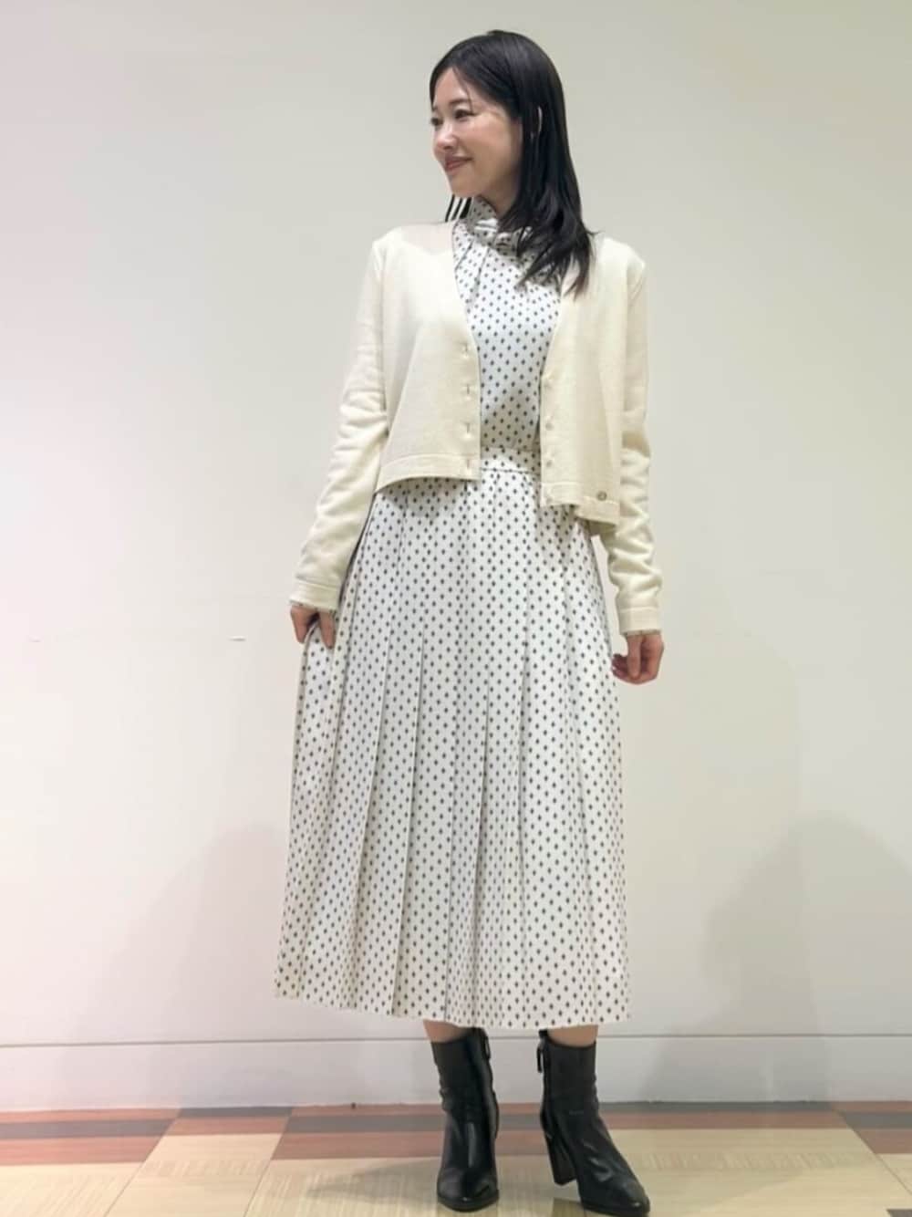 「MACKINTOSH LONDON、マッキントッシュロンドン、スタッフコーデ、ニット、カーディガン、ロングスカート」｜「MACKINTOSH LONDONの【婦人画報掲載】ジオメトリックドットプリントスカート（スカート、ホワイト系）」を使った、Rie.さん（レディース・158cm）の冬コーディネートの1枚目の写真