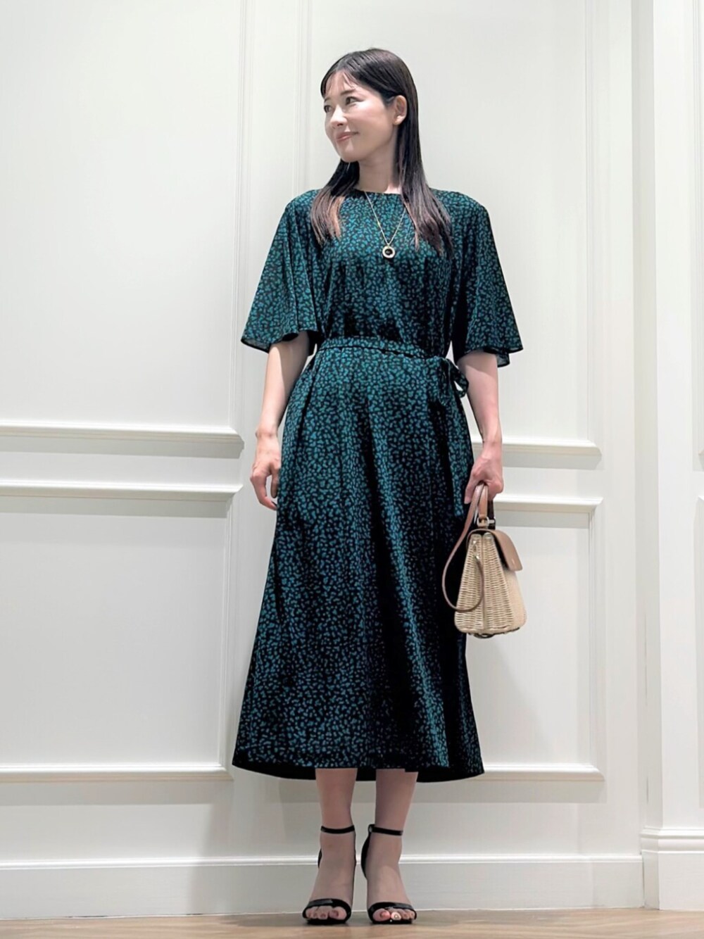 「MACKINTOSH LONDON、マッキントッシュロンドン、MACKINTOSHLONDON、大人コーデ」｜「MACKINTOSH LONDONのキュービックジルコニアリングネックレス（ネックレス、ゴールド系）」を使った、Rie.さん（レディース・158cm）の夏コーディネートの1枚目の写真