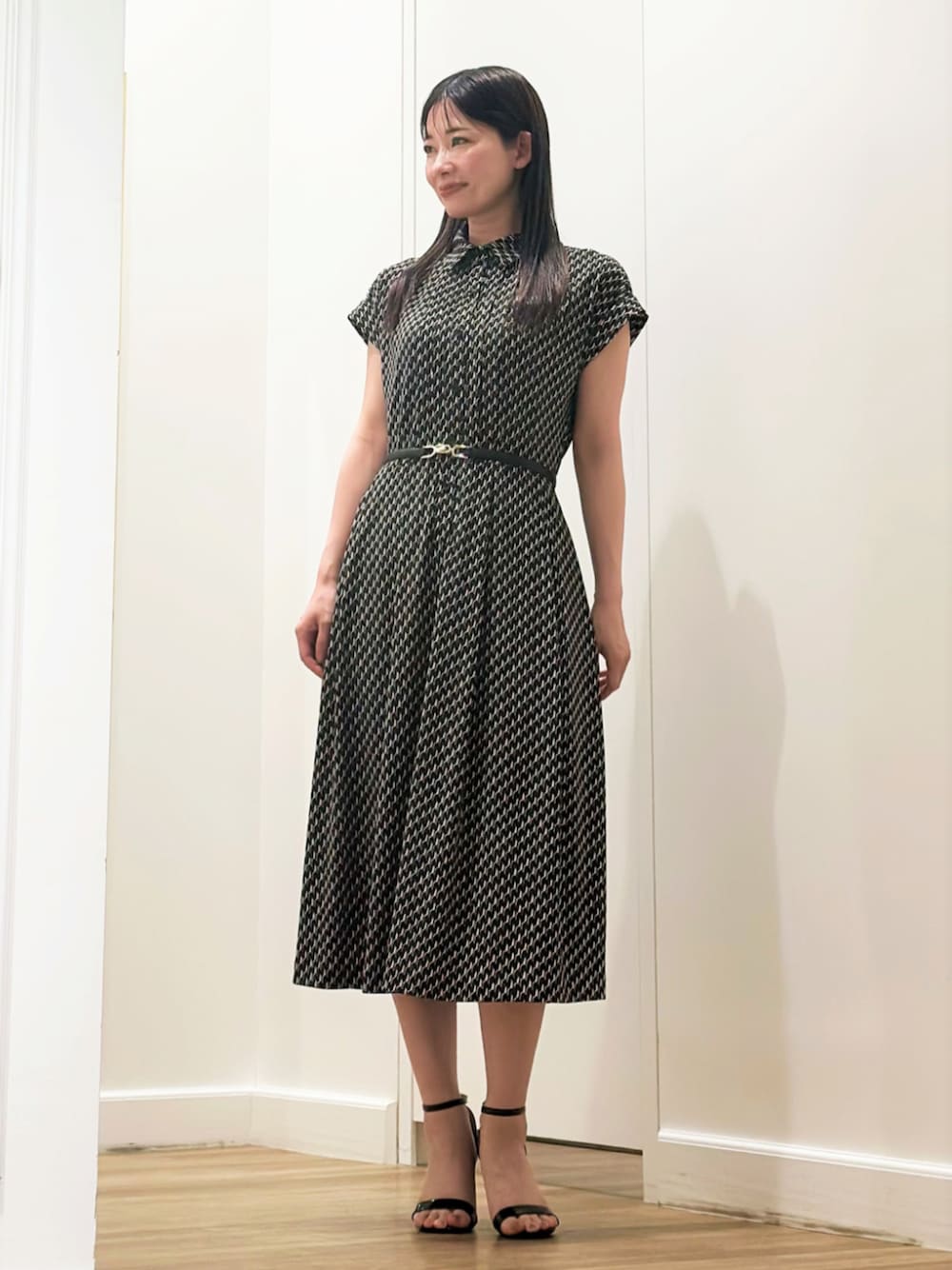 「MACKINTOSH LONDON、マッキントッシュロンドン、mackintoshlondon、大人コーデ、ドット、ドット柄、ドットワンピ、ワンピース」｜「MACKINTOSH LONDONのサファイアエンボスレザーアジャストベルト（ベルト、ブラック系）」を使った、Rie.さん（レディース・158cm）の夏コーディネートの1枚目の写真