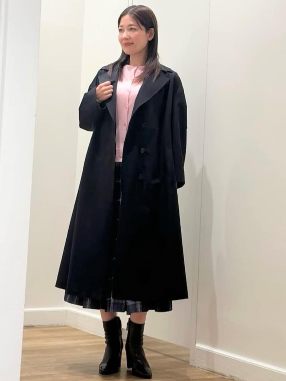 「MACKINTOSH LONDON、マッキントッシュロンドン、スタッフコーデ、冬アウター、チェック、ニット」｜「MACKINTOSH LONDONのカシミヤクルーネックカーディガン（カーディガン/ボレロ、ピンク系）」を使った、Rie.さん（レディース・158cm）の冬コーディネートの1枚目の写真