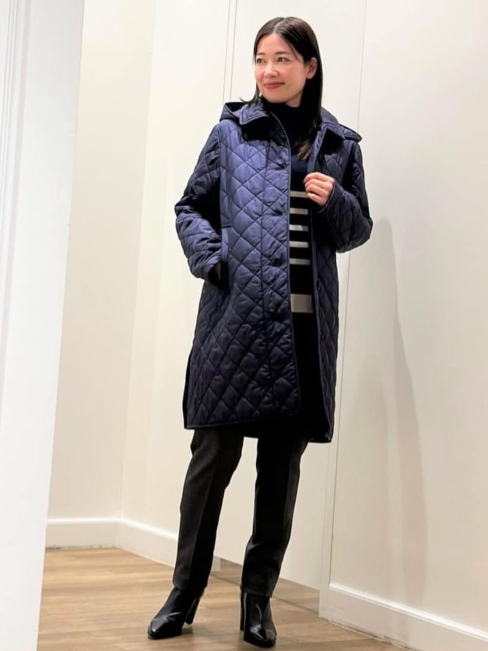 「MACKINTOSH LONDON、マッキントッシュロンドン、スタッフコーデ、キルティング」｜「MACKINTOSH LONDONのキルティングタフタフーデットコート（その他アウター、ブルー系）」を使った、Rie.さん（レディース・158cm）の冬コーディネートの1枚目の写真
