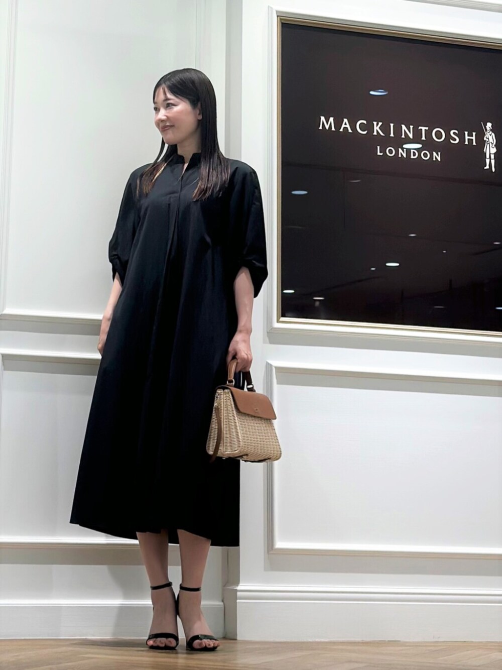 「MACKINTOSH LONDON、マッキントッシュロンドン、mackintoshlondon、大人コーデ、ワンピース、ワンピーススタイル、かごバッグ」｜「MACKINTOSH LONDONのラタントップハンドルバッグ（ショルダーバッグ、ブラウン系）」を使った、Rie.さん（レディース・158cm）の夏コーディネートの1枚目の写真