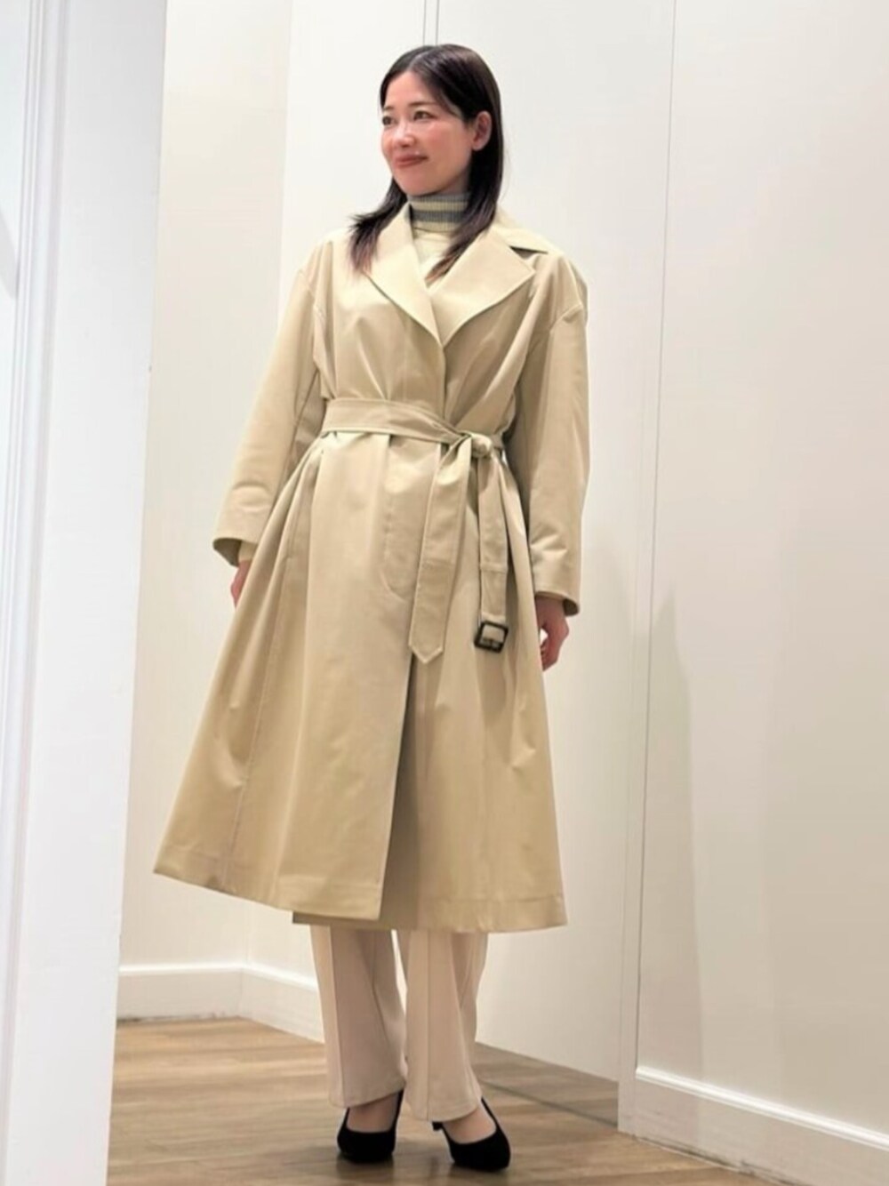 「MACKINTOSH LONDON、マッキントッシュロンドン、スタッフコーデ、冬アウター、ニット」｜「MACKINTOSH LONDONの【RESFON/レスフォン】タフタコート（トレンチコート、ベージュ系）」を使った、Rie.さん（レディース・158cm）の冬コーディネートの1枚目の写真