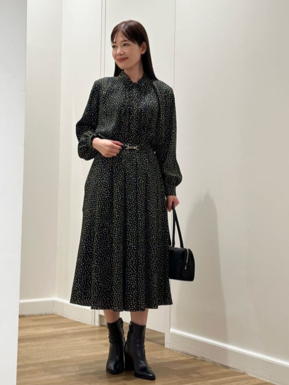 「MACKINTOSH LONDON、マッキントッシュロンドン、スタッフコーディネート、セットアップ」｜「MACKINTOSH LONDONのレザーアジャストベルト（ベルト、ブラック系）」を使った、Rie.さん（レディース・158cm）の秋コーディネートの1枚目の写真