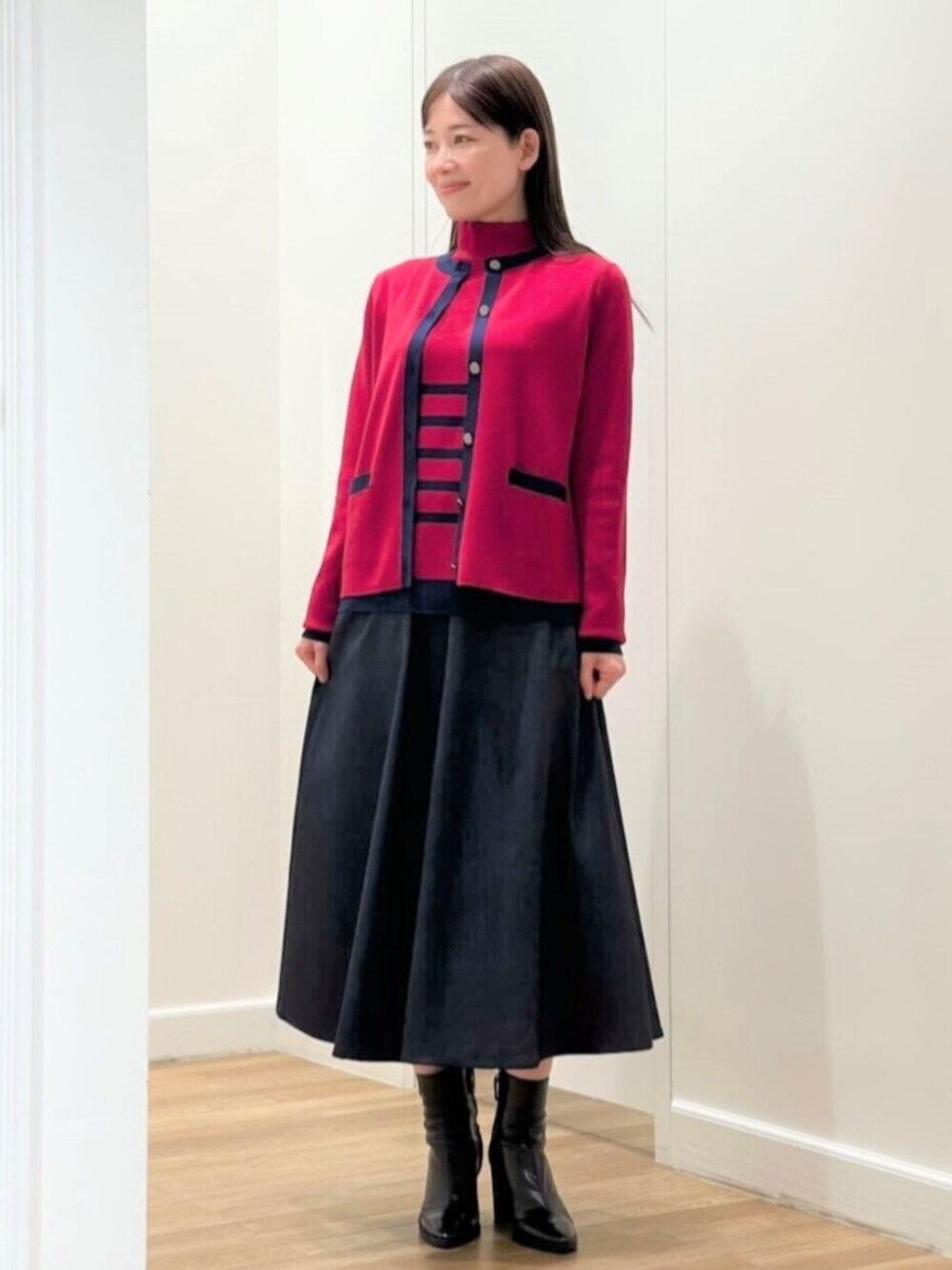 「MACKINTOSH LONDON、マッキントッシュロンドン、スタッフコーディネート、きれいめカジュアル」｜「MACKINTOSH LONDONのクリアニットスムースカーディガン（カーディガン/ボレロ、レッド系）」を使った、Rie.さん（レディース・158cm）の秋コーディネートの1枚目の写真