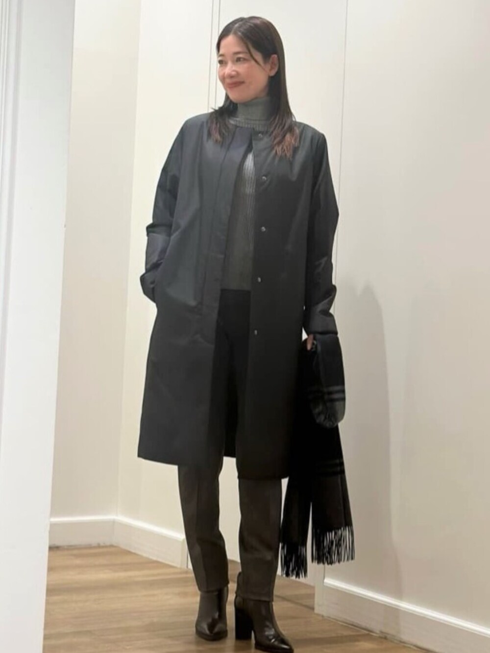 「MACKINTOSH LONDON、マッキントッシュロンドン、スタッフコーデ、ニット」｜「MACKINTOSH LONDONの【エクラ掲載】ウールラメリブタートルネックプルオーバー（ニット/セーター、グレー系）」を使った、Rie.さん（レディース・158cm）の冬コーディネートの1枚目の写真
