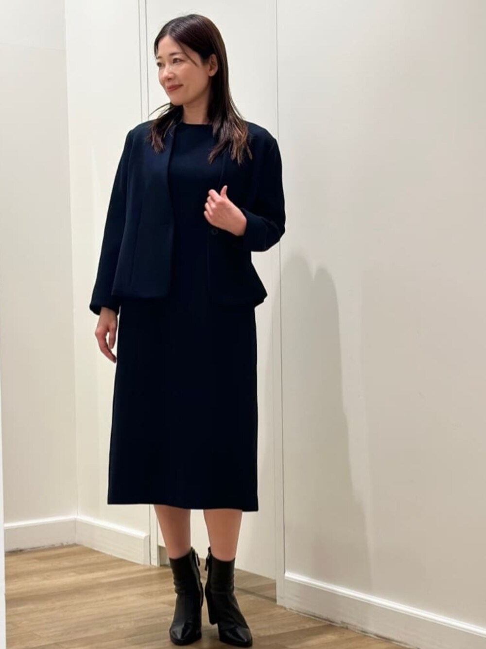 「MACKINTOSH LONDON、マッキントッシュロンドン、スタッフコーデ」｜「MACKINTOSH LONDONのハイツイストメッシュノーカラージャケット（ノーカラージャケット、ブルー系）」を使った、Rie.さん（レディース・158cm）の冬コーディネートの1枚目の写真