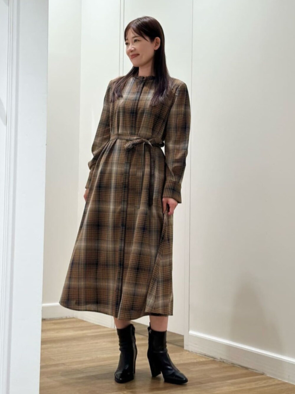 「MACKINTOSH LONDON、マッキントッシュロンドン、スタッフコーディネート、初秋コーデ、秋」｜「MACKINTOSH LONDONのオンブレーチェックウールワンピース（ワンピース、ベージュ系）」を使った、Rie.さん（レディース・158cm）の秋コーディネートの1枚目の写真