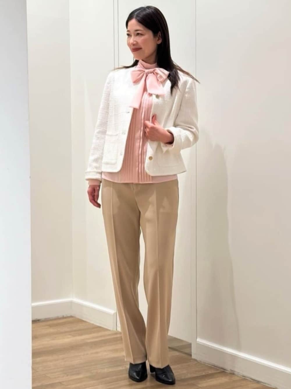 「MACKINTOSH LONDON、マッキントッシュロンドン、スタッフコーデ、春色」｜「MACKINTOSH LONDONのコットンナイロンボイル2WAYノーカラーボウタイブラウス（シャツ/ブラウス、ピンク系）」を使った、Rie.さん（レディース・158cm）の冬コーディネートの1枚目の写真