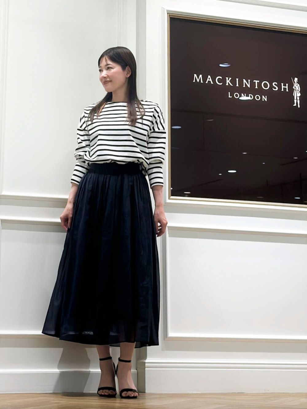 「MACKINTOSH LONDON、マッキントッシュロンドン、MACKINTOSHLONDON、大人コーデ」｜「MACKINTOSH LONDONのオーガニックコットンジャージープルオーバー（Tシャツ/カットソー、ブラック系）」を使った、Rie.さん（レディース・158cm）の夏コーディネートの1枚目の写真