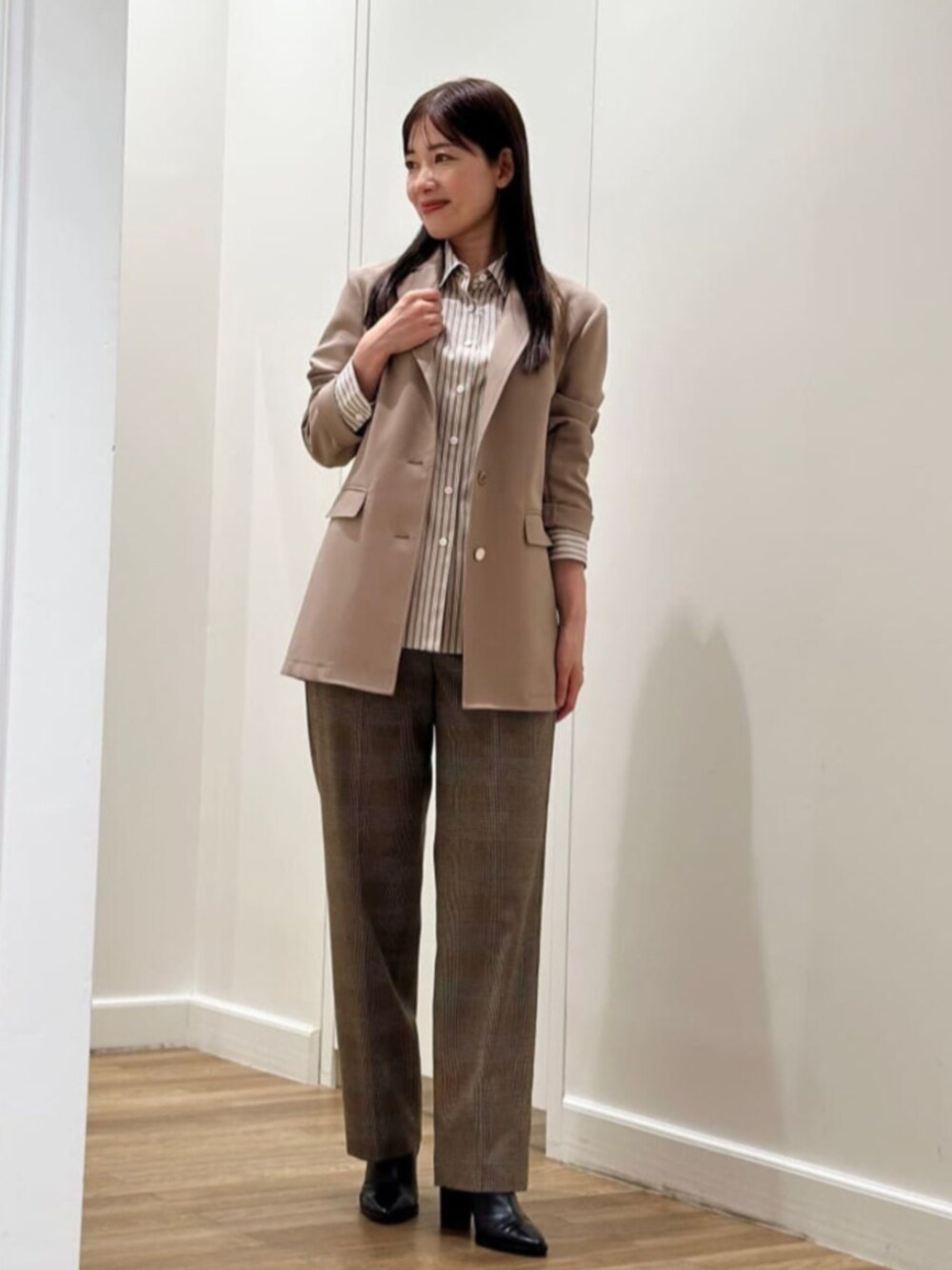 「MACKINTOSH LONDON、マッキントッシュロンドン、スタッフコーディネート、ジャケット」｜「MACKINTOSH LONDONのポリエステルレーヨンストレッチジャケット（テーラードジャケット、ベージュ系）」を使った、Rie.さん（レディース・158cm）の秋コーディネートの1枚目の写真
