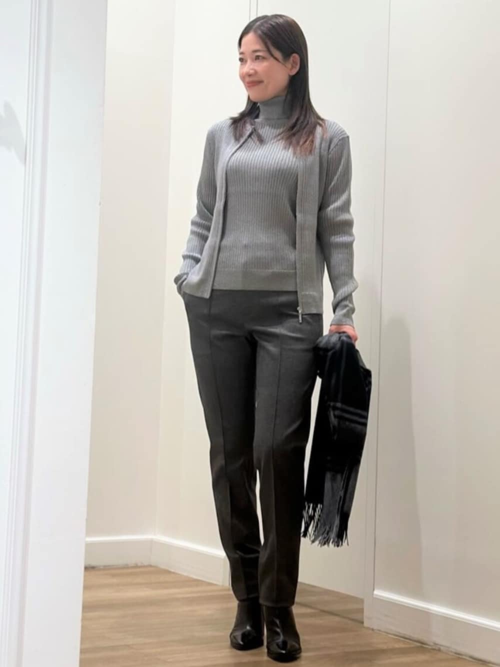 「MACKINTOSH LONDON、マッキントッシュロンドン、スタッフコーデ、ニット、カーディガン、チェック」｜「MACKINTOSH LONDONのストレッチポンチテーパードパンツ（その他パンツ、グレー系）」を使った、Rie.さん（レディース・158cm）の冬コーディネートの1枚目の写真