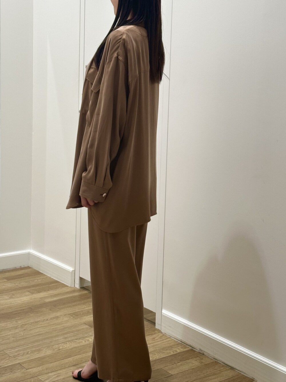 「サテンパンツ、サテン、サテンシャツ、サテンブラウス、MACKINTOSH LONDON、マッキントッシュロンドン、MACKINTOSHLONDON、大人コーデ」｜「MACKINTOSH LONDONのフィブリルサテンシャツ（シャツ/ブラウス、ベージュ系）」を使った、Rie.さん（レディース・158cm）の夏コーディネートの1枚目の写真