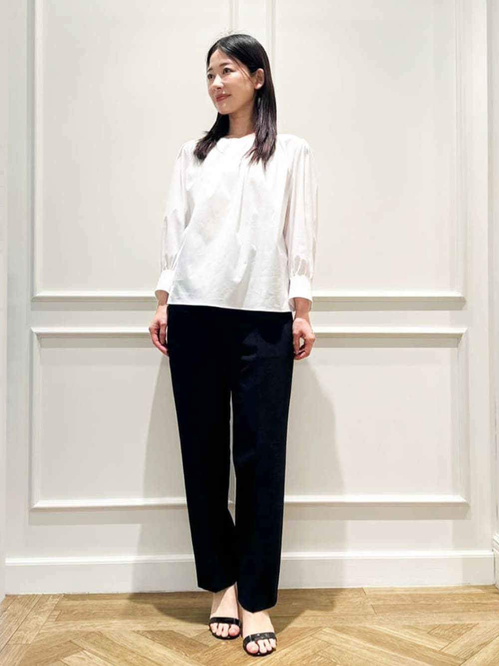 「モノトーン、MACKINTOSH LONDON、マッキントッシュロンドン、スタッフコーデ」｜「MACKINTOSH LONDONのコットンナイロンストレッチノーカラーブラウス（シャツ/ブラウス、ホワイト系）」を使った、Rie.さん（レディース・158cm）の夏コーディネートの1枚目の写真