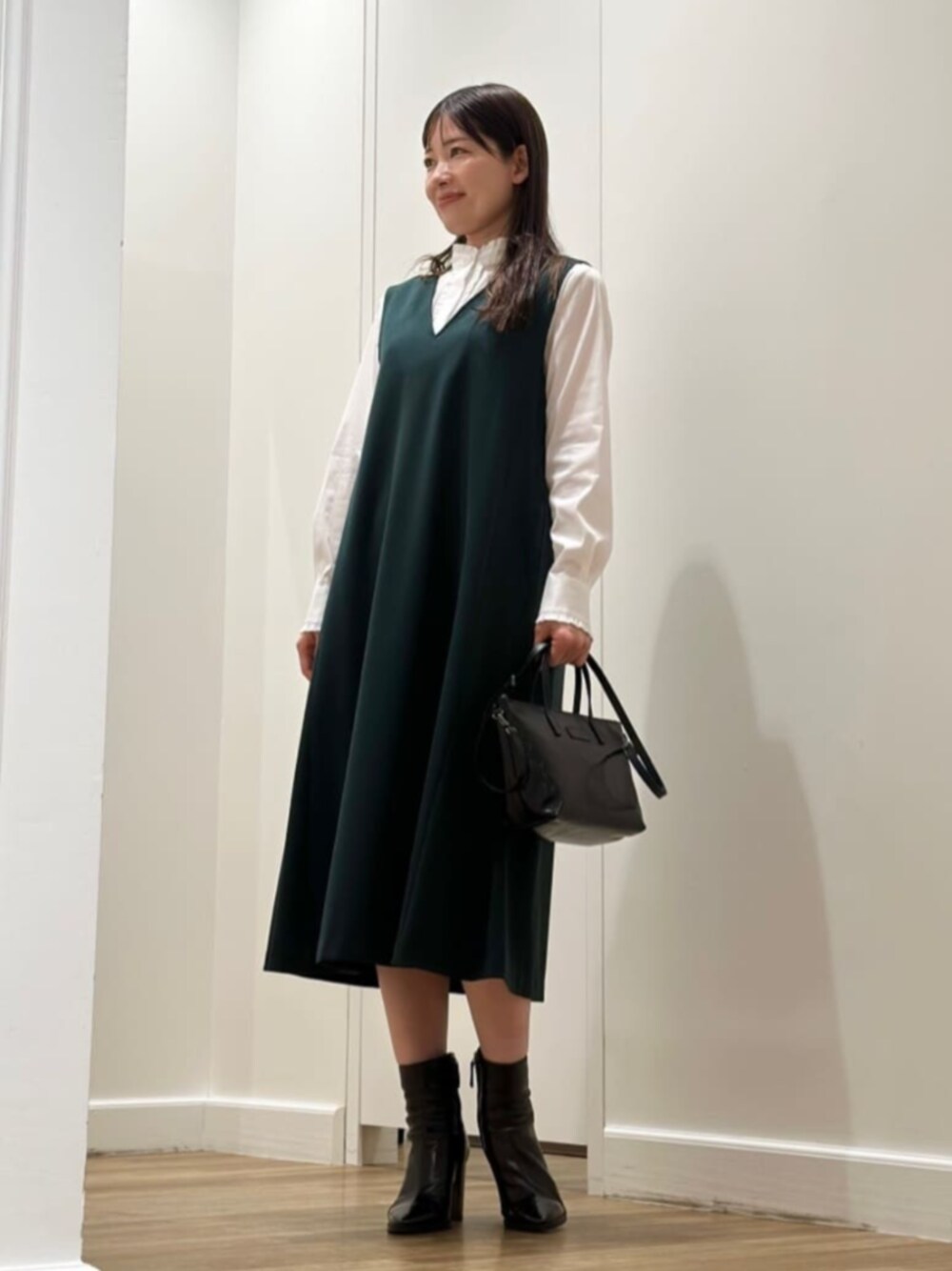 「MACKINTOSH LONDON、マッキントッシュロンドン、大人コーデ、ジャンパースカート、秋コーデ」｜「MACKINTOSH LONDONのダブルフェイスVネックワンピース（ワンピース、グリーン系）」を使った、Rie.さん（レディース・158cm）の秋コーディネートの1枚目の写真