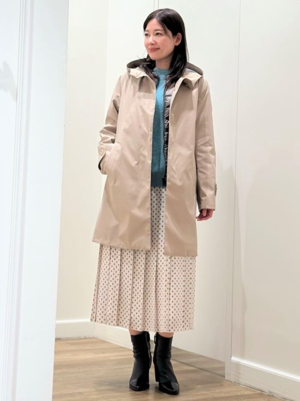 「MACKINTOSH LONDON、マッキントッシュロンドン、スタッフコーデ、ニット、春色」｜「MACKINTOSH LONDONの【エクラ掲載】【CHRYSTON/クリストン】テックタフタコート（ナイロンジャケット、ベージュ系）」を使った、Rie.さん（レディース・158cm）の冬コーディネートの1枚目の写真