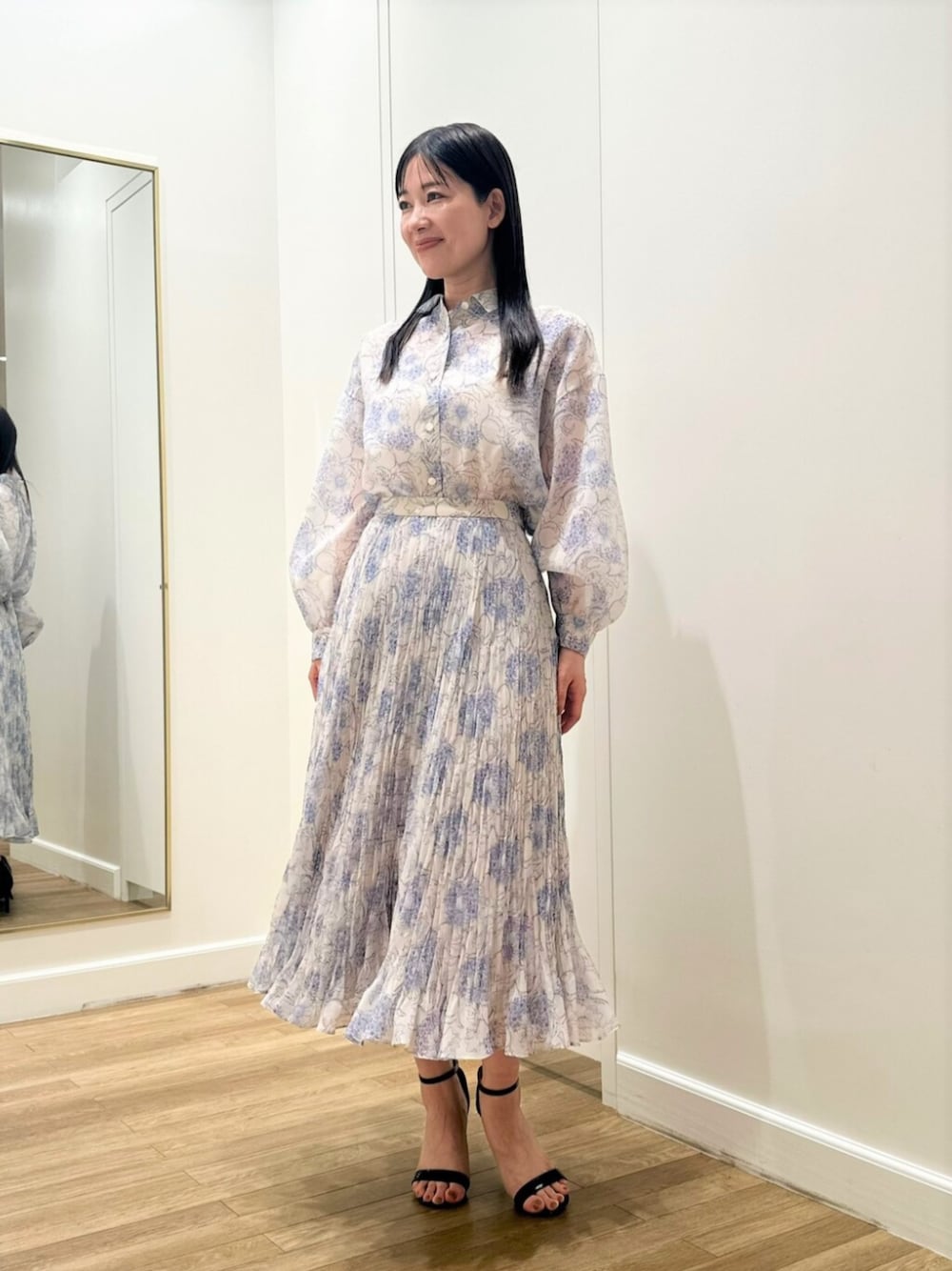 「ブラウス、ブラウス×スカート、花柄ブラウス、スカート、スカートスタイル、花柄スカート、セットアップ、MACKINTOSH LONDON、マッキントッシュロンドン、mackintoshlondon、大人コーデ」｜「MACKINTOSH LONDONの【BIBURY FLOWER】ラインバイブリーブラウス（シャツ/ブラウス、ブルー系）」を使った、Rie.さん（レディース・158cm）の夏コーディネートの1枚目の写真