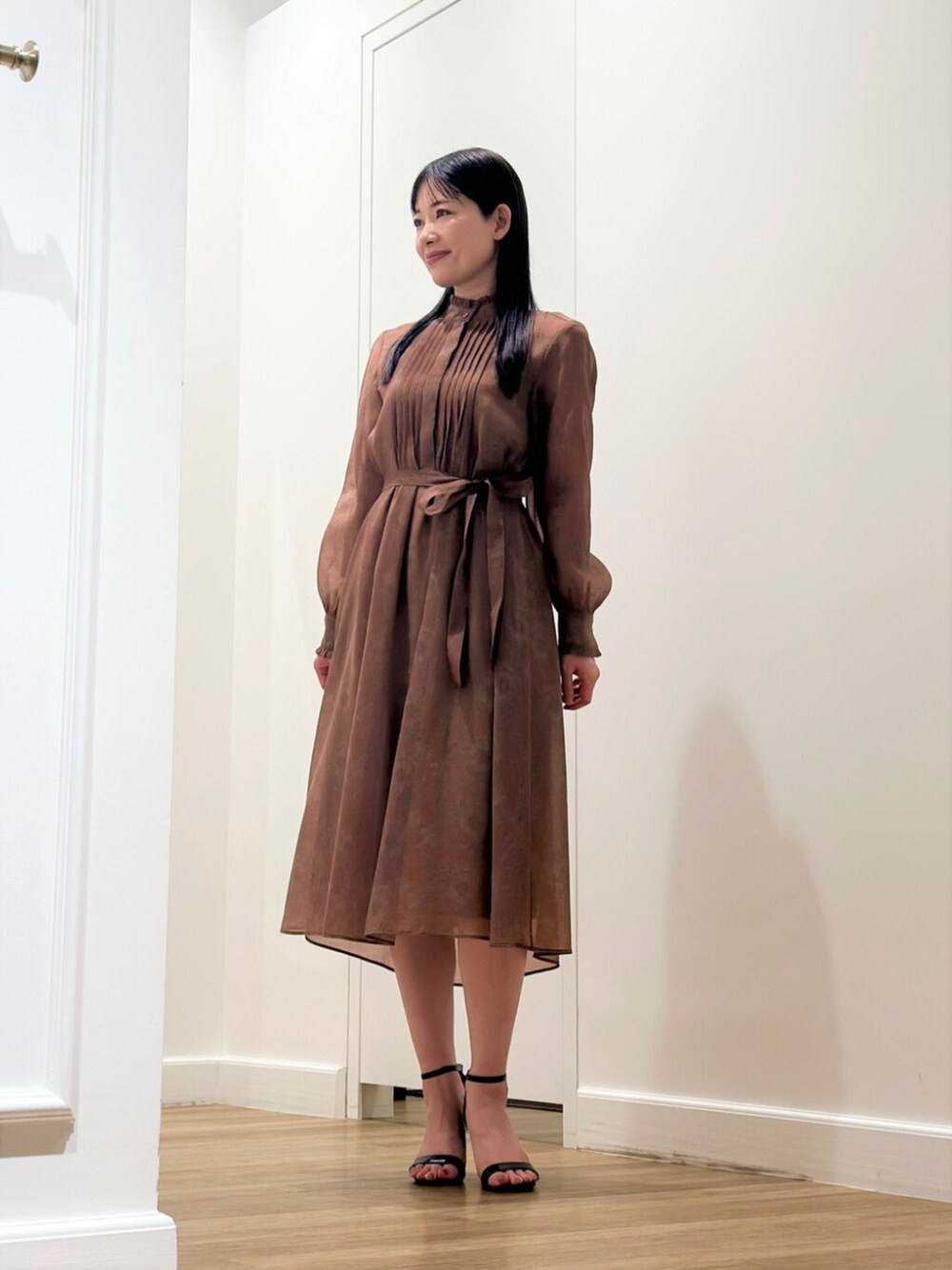 「ワンピース、ワンピーススタイル、ワンピースコーデ、MACKINTOSH LONDON、マッキントッシュロンドン、MACKINTOSHLONDON、大人コーデ」｜「MACKINTOSH LONDONの【BIBURY FLOWER】バイブリーオーガンジーワンピース（ワンピース、ベージュ系）」を使った、Rie.さん（レディース・158cm）の夏コーディネートの1枚目の写真