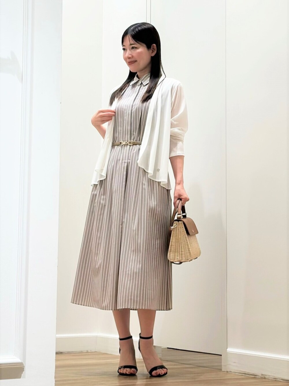 「MACKINTOSH LONDON、マッキントッシュロンドン、MACKINTOSHLONDON、大人コーデ、ワンピース、ワンピーススタイル、ワンピースコーデ」｜「MACKINTOSH LONDONのラタントップハンドルバッグ（ショルダーバッグ、ブラウン系）」を使った、Rie.さん（レディース・158cm）の夏コーディネートの1枚目の写真
