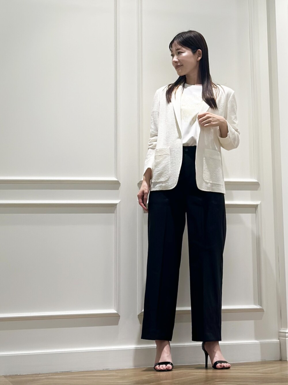 「MACKINTOSH LONDON、マッキントッシュロンドン、MACKINTOSHLONDON、大人コーデ、ジャケット、ジャケットスタイル、ジャケットコーデ、オフィスカジュアル、オフィススタイル」｜「MACKINTOSH LONDONのサッカーストレッチジャケット（テーラードジャケット、ホワイト系）」を使った、Rie.さん（レディース・158cm）の夏コーディネートの1枚目の写真