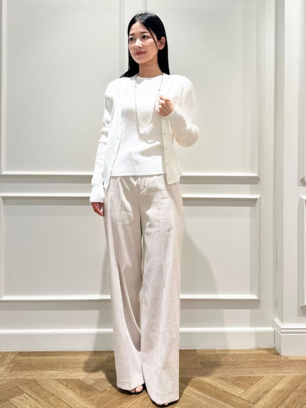 「モノトーン、きれいめカジュアル、マッキントッシュロンドン、MACKINTOSH LONDON、スタッフコーデ」｜「MACKINTOSH LONDONの【婦人画報掲載】ハイツイストリブコットンプルオーバー（ニット/セーター、ホワイト系）」を使った、Rie.さん（レディース・158cm）の春コーディネートの1枚目の写真