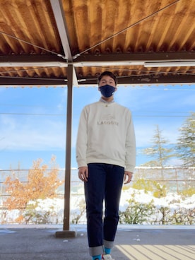 「LACOSTE（ラコステ）のロゴ＆ネーム刺しゅうクルーネックスウェット（スウェット、ホワイト系）」を使った、Tomoki さん（メンズ・173cm）の冬コーディネート