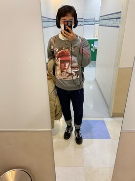 「Taylor Swiftのアイテム（スウェット、ブルー系）」を使った、Tomoki さん（メンズ・173cm）の冬コーディネート