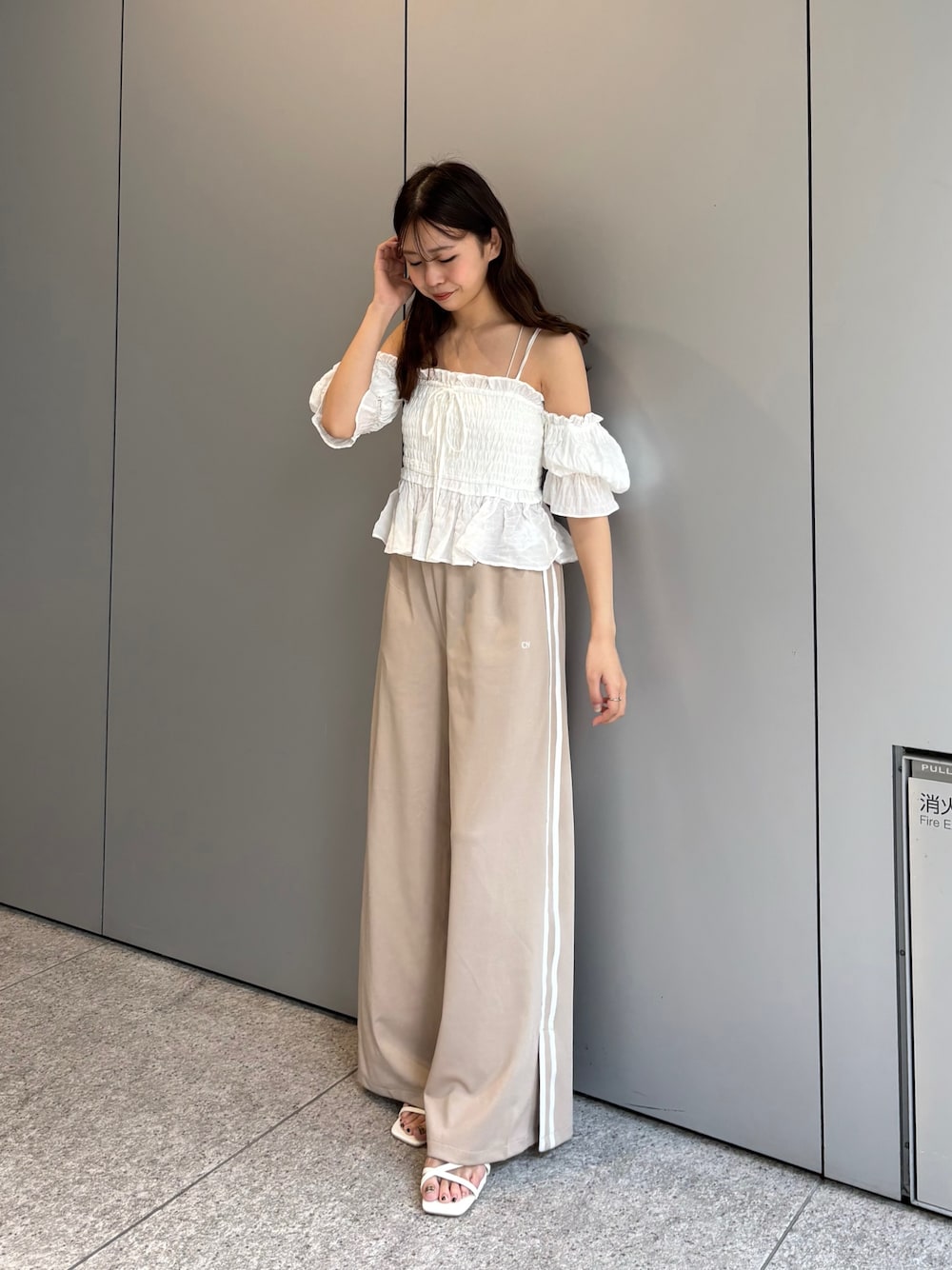 「Chicoの【新色追加】ライン入りロゴジャージパンツ（その他パンツ、ベージュ系）」を使った、ayuさん（レディース・155cm）の春コーディネートの1枚目の写真