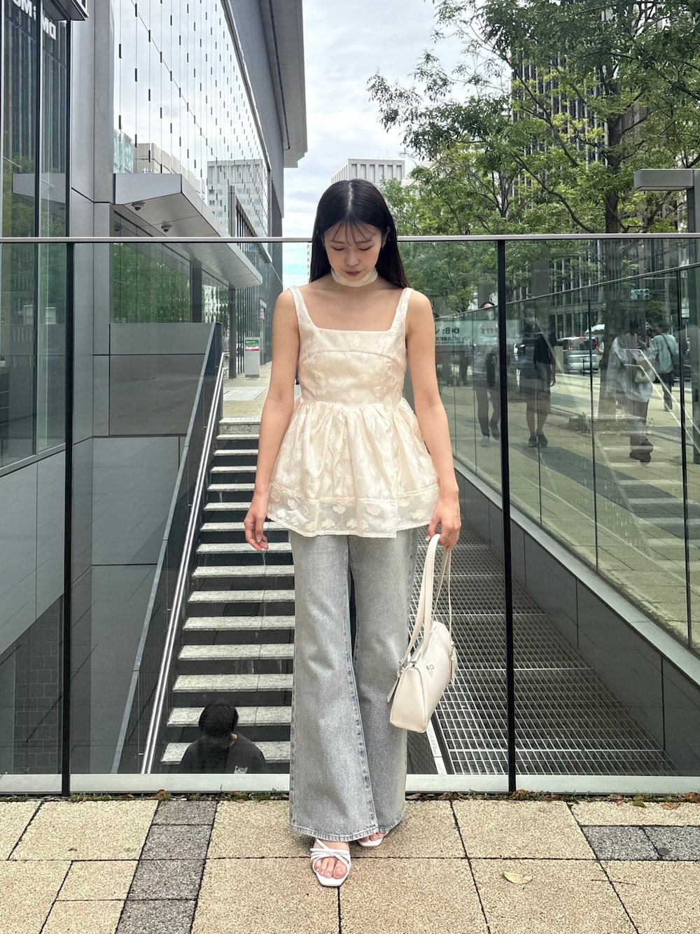 「Chicoの【SALON by Chico】アシメリボンボリュームフラワーキャミチュニック（チュニック、ホワイト系）」を使った、ayuさん（レディース・155cm）の春コーディネートの1枚目の写真