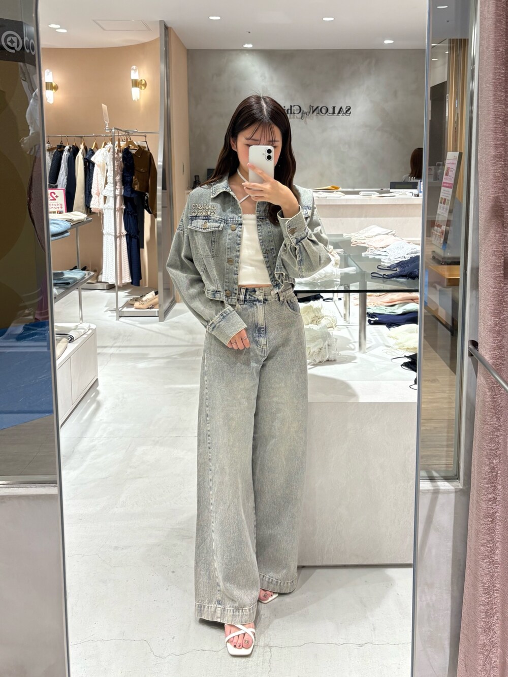 「Chicoのルーズワイドデニム（デニムパンツ、ブルー系）」を使った、ayuさん（レディース・155cm）の春コーディネートの1枚目の写真