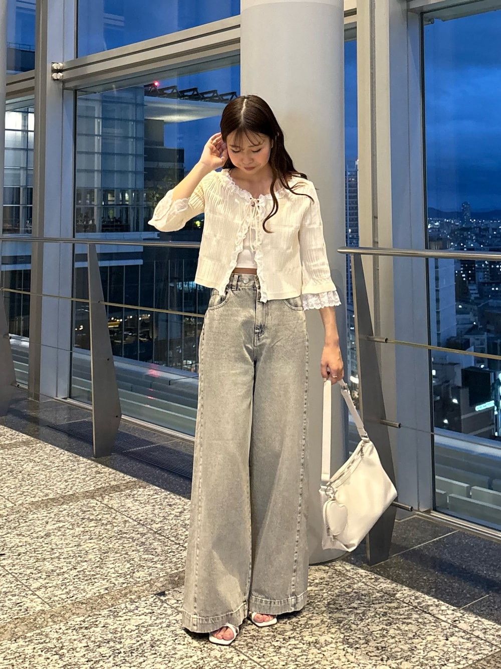 「Chicoのルーズワイドデニム（デニムパンツ、ブルー系）」を使った、ayuさん（レディース・155cm）の春コーディネートの1枚目の写真