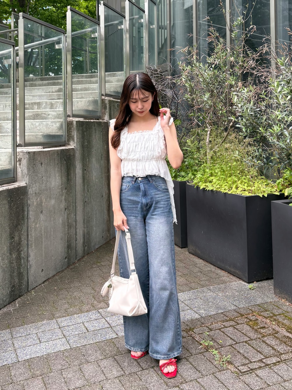 「Chicoの【新サイズ追加】ポケットレースワイドデニム（デニムパンツ、ブルー系）」を使った、ayuさん（レディース・155cm）の春コーディネートの1枚目の写真